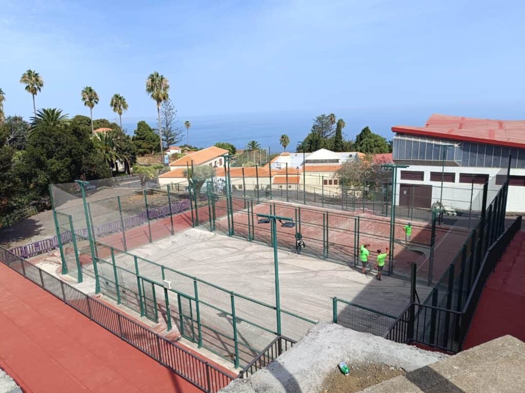 El Ayuntamiento de Villa de Mazo inicia el proceso de renovación de las moquetas de las pistas de pádel