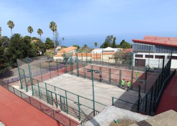 El Ayuntamiento de Villa de Mazo inicia el proceso de renovación de las moquetas de las pistas de pádel