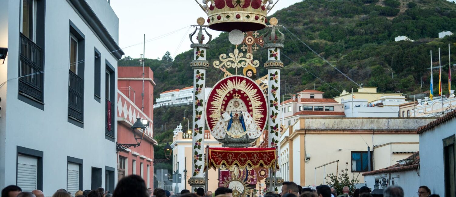 Villa de Mazo engalana la Plaza de El Salvador y la calle Real con motivo de la Loa por la Bajada de la Virgen de las Nieves