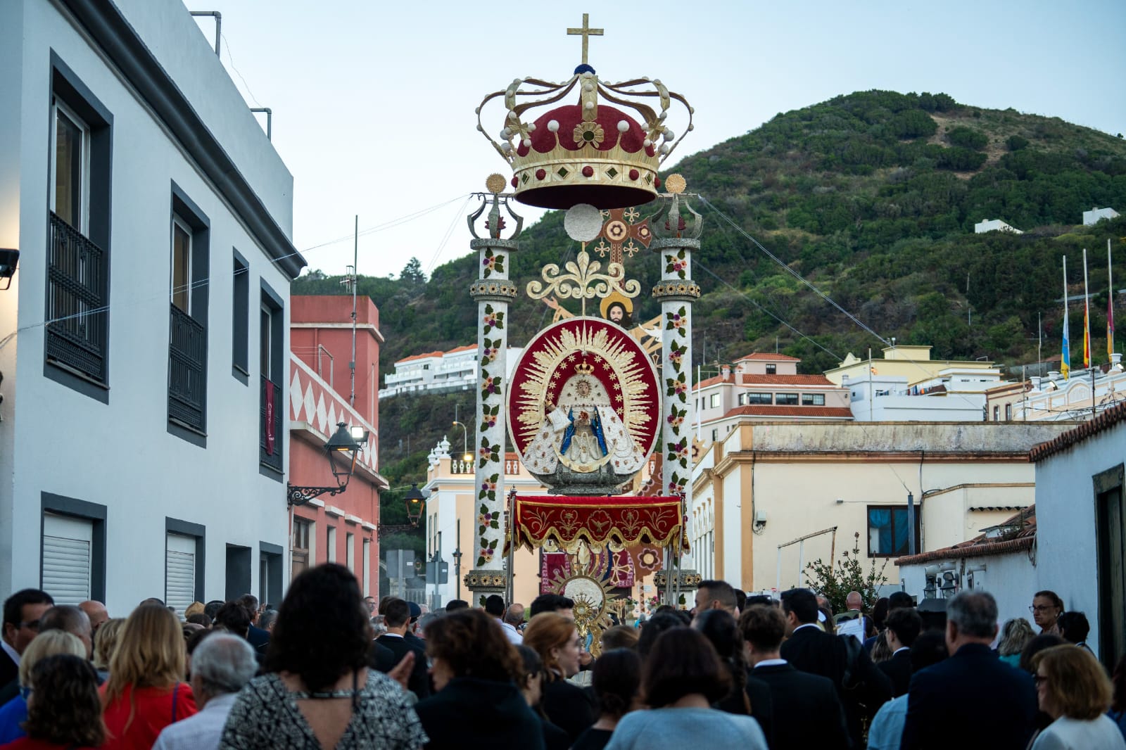 Villa de Mazo engalana la Plaza de El Salvador y la calle Real con motivo de la Loa por la Bajada de la Virgen de las Nieves