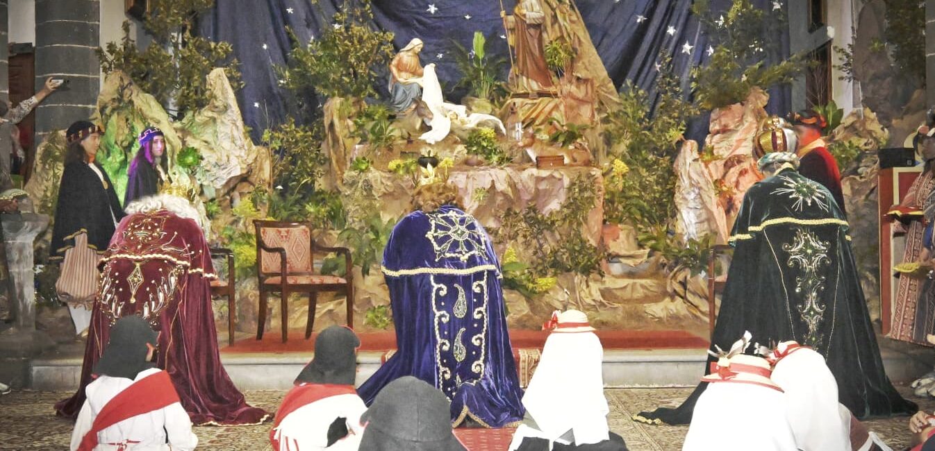 El municipio pone el broche final a estas fiestas con una programación que combina cultura y tradición El Ayuntamiento de Villa de Mazo despide su programación navideña con dos citas pensadas para toda la familia. Se trata del Concierto Especial Navidad y Reyes el domingo 4 de enero y la tradicional celebración del Auto de Reyes Magos al día siguiente. El alcalde de Villa de Mazo, Idafe Hernández, destaca que con estos dos actos se cierra una programación pensada para todos los públicos. "Son momentos muy esperados por la ciudadanía del municipio y reflejan el compromiso del Ayuntamiento con la vida cultural de Mazo", señala Hernández. El Concierto Especial de Navidad y Reyes, que tendrá lugar el domingo 4 de enero a las 19:00 horas en el centro cultural Andares, contará con un repertorio diseñado para estas fiestas y estará a cargo de la banda del aula municipal de Villa de Mazo. La concejala de Cultura, Mariela Ramos, explica que "el Concierto Especial de Navidad es una oportunidad para disfrutar del talento local". Asimismo, subraya que "esta actuación sirve como antesala a una de las jornadas más ilusionantes del año para los más pequeños del municipio". La programación continuará el lunes 5 de enero con una jornada cargada de ilusión en la que los Reyes de Oriente visitarán Villa de Mazo. La llegada está prevista a las 16:00 horas en el aeropuerto de La Palma, con paradas posteriores en la plaza de la parroquia Santo Domingo de Guzmán y, más tarde, en la residencia de mayores. A las 18:30 horas tendrá lugar la entrega de llaves y el Auto de Reyes en la plaza Pedro Pérez Díaz. Posteriormente, sus majestades se trasladarán hasta la parroquia de San Blas, donde se celebrará el auto sacramental de Reyes, la ofrenda del baile de los pastorcitos y la actuación de la Rondalla de los Divinos, finalizando con la entrega de cartas a los Reyes Magos. Con estos actos, el Ayuntamiento de Villa de Mazo pone fin a su programa de Navidad, reafirmando su apuesta por la cultura, la música y las tradiciones populares del municipio.