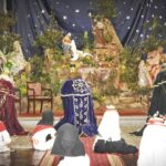 El municipio pone el broche final a estas fiestas con una programación que combina cultura y tradición El Ayuntamiento de Villa de Mazo despide su programación navideña con dos citas pensadas para toda la familia. Se trata del Concierto Especial Navidad y Reyes el domingo 4 de enero y la tradicional celebración del Auto de Reyes Magos al día siguiente. El alcalde de Villa de Mazo, Idafe Hernández, destaca que con estos dos actos se cierra una programación pensada para todos los públicos. "Son momentos muy esperados por la ciudadanía del municipio y reflejan el compromiso del Ayuntamiento con la vida cultural de Mazo", señala Hernández. El Concierto Especial de Navidad y Reyes, que tendrá lugar el domingo 4 de enero a las 19:00 horas en el centro cultural Andares, contará con un repertorio diseñado para estas fiestas y estará a cargo de la banda del aula municipal de Villa de Mazo. La concejala de Cultura, Mariela Ramos, explica que "el Concierto Especial de Navidad es una oportunidad para disfrutar del talento local". Asimismo, subraya que "esta actuación sirve como antesala a una de las jornadas más ilusionantes del año para los más pequeños del municipio". La programación continuará el lunes 5 de enero con una jornada cargada de ilusión en la que los Reyes de Oriente visitarán Villa de Mazo. La llegada está prevista a las 16:00 horas en el aeropuerto de La Palma, con paradas posteriores en la plaza de la parroquia Santo Domingo de Guzmán y, más tarde, en la residencia de mayores. A las 18:30 horas tendrá lugar la entrega de llaves y el Auto de Reyes en la plaza Pedro Pérez Díaz. Posteriormente, sus majestades se trasladarán hasta la parroquia de San Blas, donde se celebrará el auto sacramental de Reyes, la ofrenda del baile de los pastorcitos y la actuación de la Rondalla de los Divinos, finalizando con la entrega de cartas a los Reyes Magos. Con estos actos, el Ayuntamiento de Villa de Mazo pone fin a su programa de Navidad, reafirmando su apuesta por la cultura, la música y las tradiciones populares del municipio.