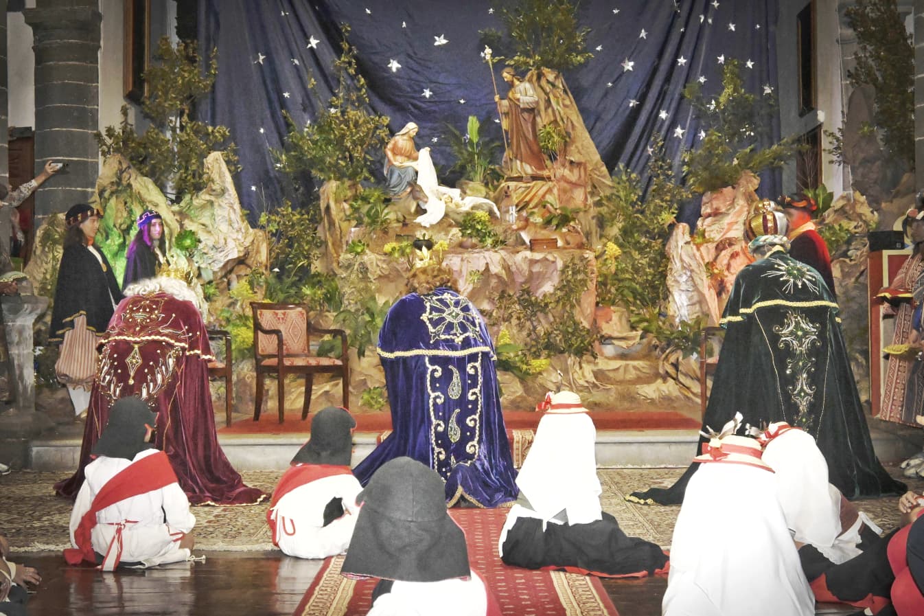 El municipio pone el broche final a estas fiestas con una programación que combina cultura y tradición El Ayuntamiento de Villa de Mazo despide su programación navideña con dos citas pensadas para toda la familia. Se trata del Concierto Especial Navidad y Reyes el domingo 4 de enero y la tradicional celebración del Auto de Reyes Magos al día siguiente. El alcalde de Villa de Mazo, Idafe Hernández, destaca que con estos dos actos se cierra una programación pensada para todos los públicos. "Son momentos muy esperados por la ciudadanía del municipio y reflejan el compromiso del Ayuntamiento con la vida cultural de Mazo", señala Hernández. El Concierto Especial de Navidad y Reyes, que tendrá lugar el domingo 4 de enero a las 19:00 horas en el centro cultural Andares, contará con un repertorio diseñado para estas fiestas y estará a cargo de la banda del aula municipal de Villa de Mazo. La concejala de Cultura, Mariela Ramos, explica que "el Concierto Especial de Navidad es una oportunidad para disfrutar del talento local". Asimismo, subraya que "esta actuación sirve como antesala a una de las jornadas más ilusionantes del año para los más pequeños del municipio". La programación continuará el lunes 5 de enero con una jornada cargada de ilusión en la que los Reyes de Oriente visitarán Villa de Mazo. La llegada está prevista a las 16:00 horas en el aeropuerto de La Palma, con paradas posteriores en la plaza de la parroquia Santo Domingo de Guzmán y, más tarde, en la residencia de mayores. A las 18:30 horas tendrá lugar la entrega de llaves y el Auto de Reyes en la plaza Pedro Pérez Díaz. Posteriormente, sus majestades se trasladarán hasta la parroquia de San Blas, donde se celebrará el auto sacramental de Reyes, la ofrenda del baile de los pastorcitos y la actuación de la Rondalla de los Divinos, finalizando con la entrega de cartas a los Reyes Magos. Con estos actos, el Ayuntamiento de Villa de Mazo pone fin a su programa de Navidad, reafirmando su apuesta por la cultura, la música y las tradiciones populares del municipio.